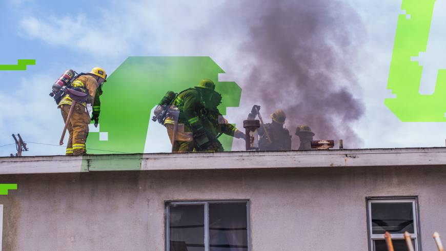 strażacy na dachu